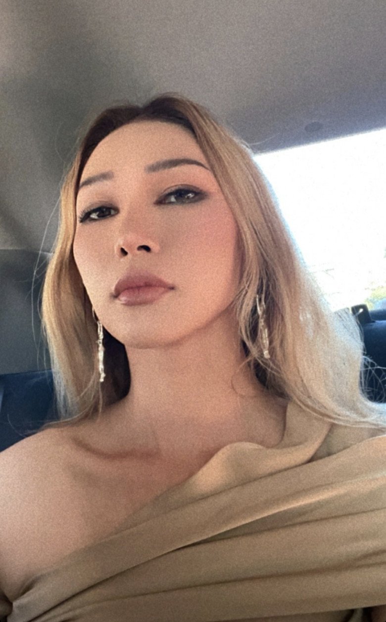 NTK Diệp Linh Châu đăng tải hình ảnh đang di chuyển đến lễ đường.