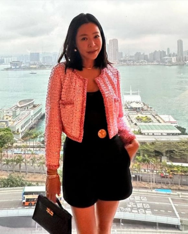 Lee Hye Young khoe nhan sắc tuổi U50 trong loạt ảnh mới.