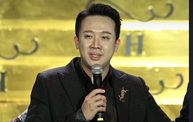 Trấn Thành bật khóc trên sân khấu khi tới chúc mừng đàn anh Đàm Vĩnh Hưng.