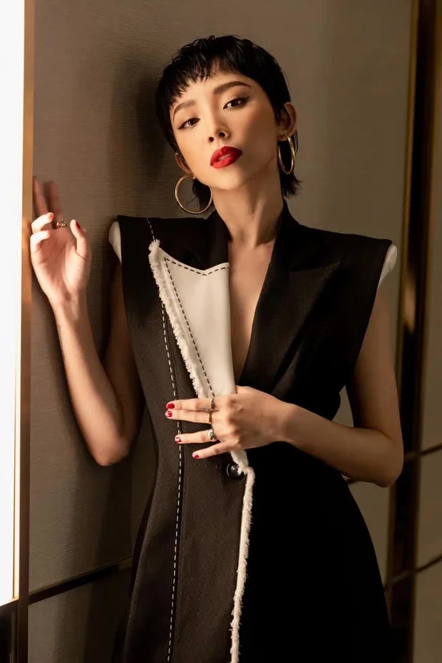 Tóc Tiên nêu quan điểm: Quyền và nhiệm vụ duy nhất của người nghệ sĩ khi bước lên sân khấu là cống hiến hết mình.