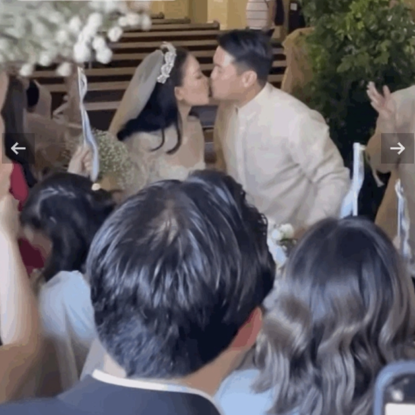 Cô dâu - chú rể khóa môi nhau trong sự chúc phúc của tất cả mọi người.