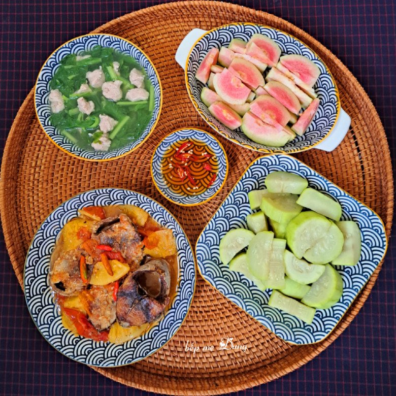 Cá ngừ kho thơm cà - Bầu luộc - Canh rau cải nấu mọc - Tráng miệng: ổi.