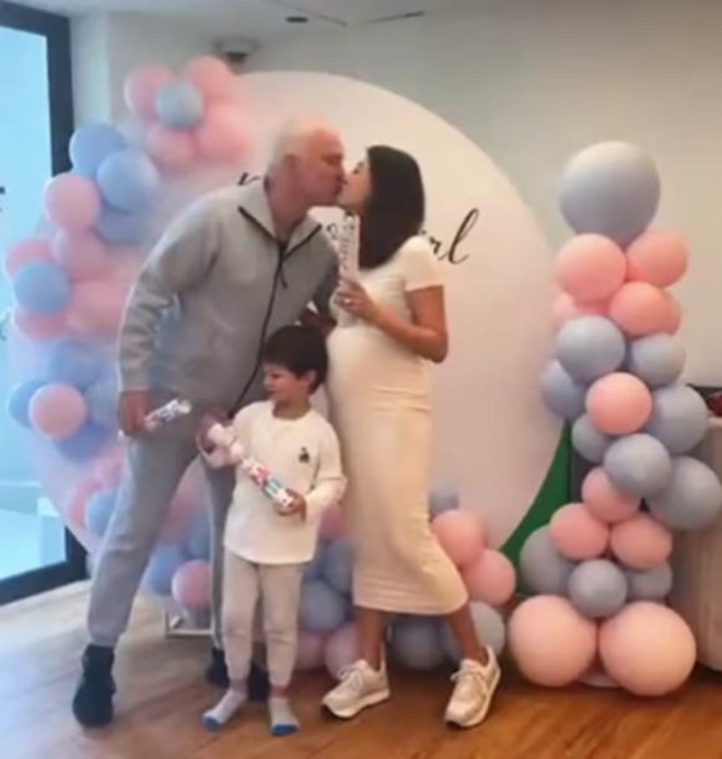 Lý Tư Mẫn khoe video gia đình cùng tin vui có bầu lần 2.