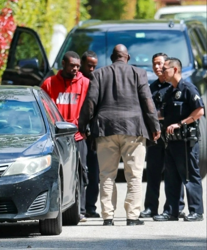 Lực lượng an ninh và cảnh sát đã ngăn chặn người đàn ông muốn cầu hôn cô.