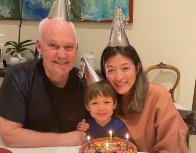 Chồng của Lý Tư Mẫn chụp ảnh bên vợ con trông như ông cháu.