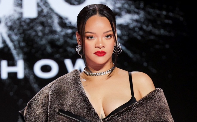 Rihanna lại bị fan cuồng cầu hôn.
