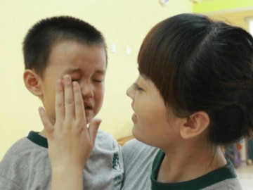 Gửi con cho cô hiệu phó, nửa tiếng sau, ông bố kinh hoàng phát hiện bé đang ngồi sau xe người phụ nữ lạ mặt