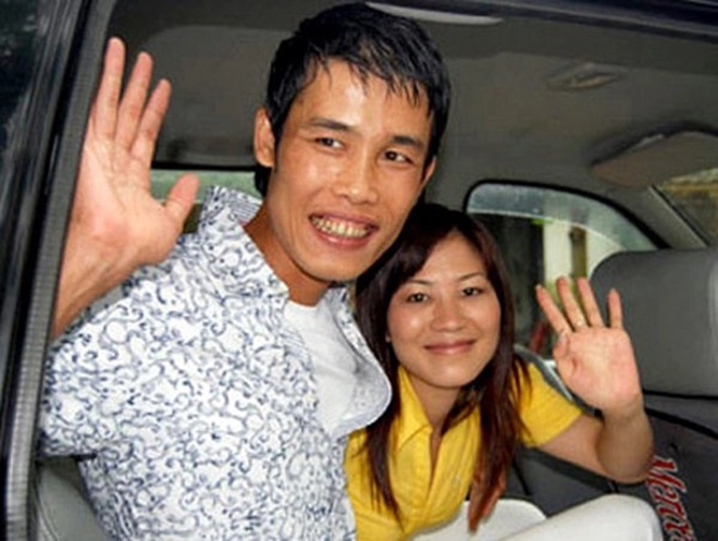 Hiệp Gà và người vợ đầu tiên kết hôn vào năm 2003 và có với nhau một người con gái. Cặp đôi cũng nhanh chóng ly hôn sau khi nam diễn viên ra tù. 