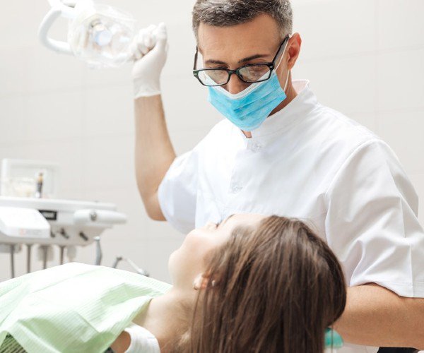 Bác sĩ răng hàm mặt đang trở nên thịnh hành hơn khi nhiều người quan tâm đến chăm sức khỏe thẩm mỹ.