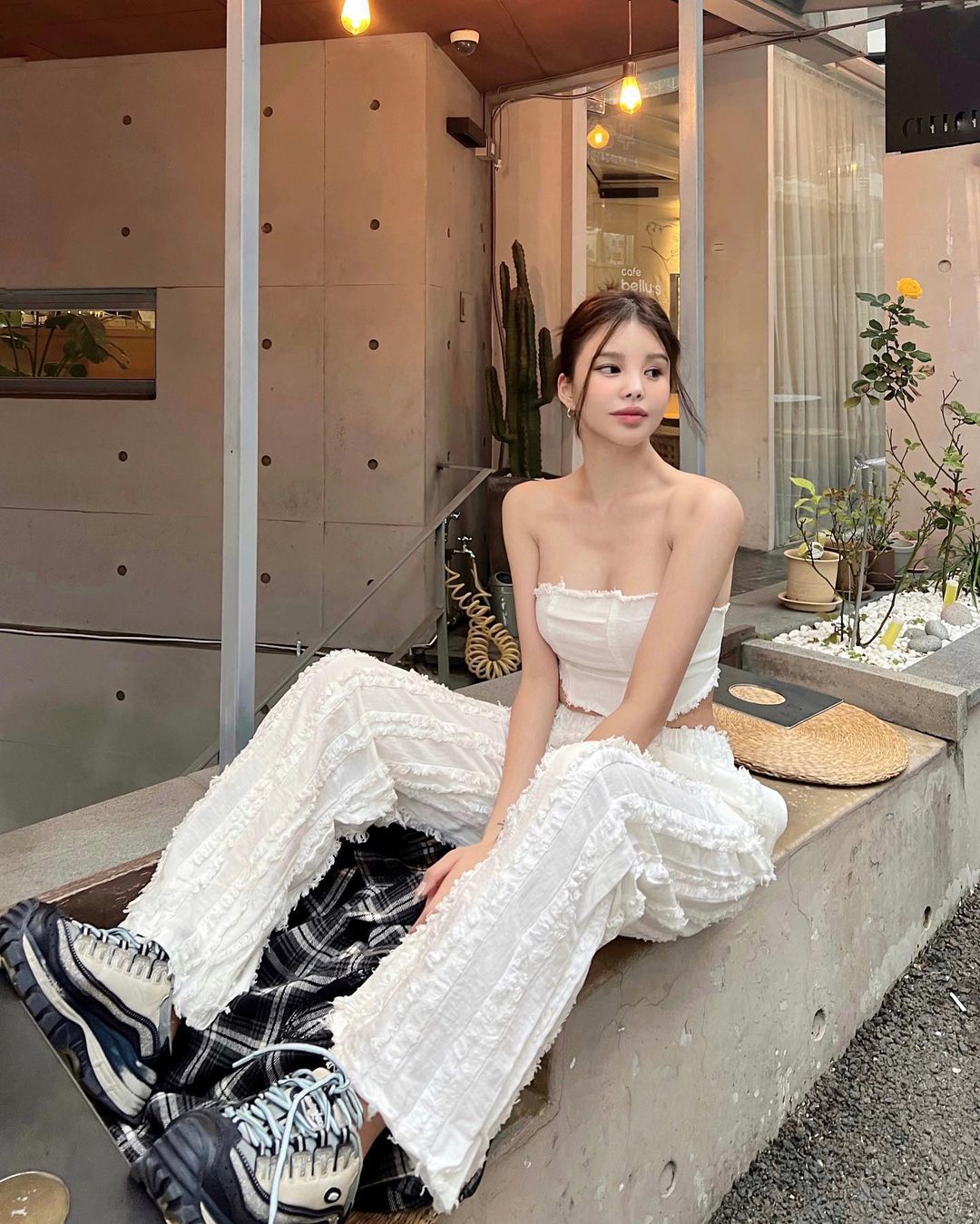 Người mẫu xứ sở kim chi diện váy ướt nước chụp hình ở Phú Quốc - 1