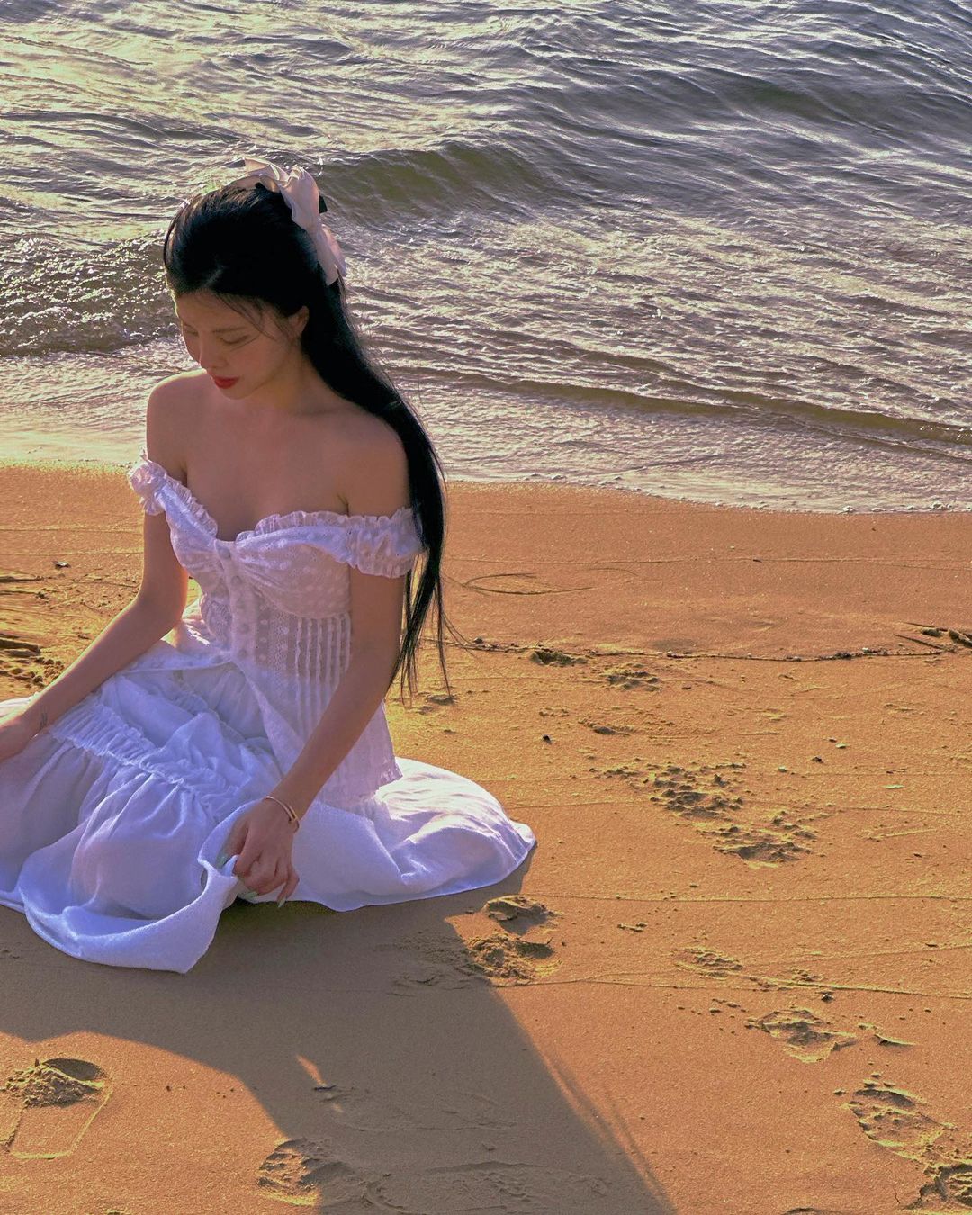 Người mẫu xứ sở kim chi diện váy ướt nước chụp hình ở Phú Quốc - 7