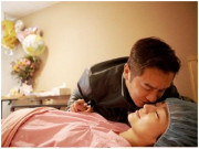 Bà bầu - Sản phụ đi sinh không có chồng ở bên, ra khỏi phòng cô rưng rưng khi thấy cảnh tượng trước mắt