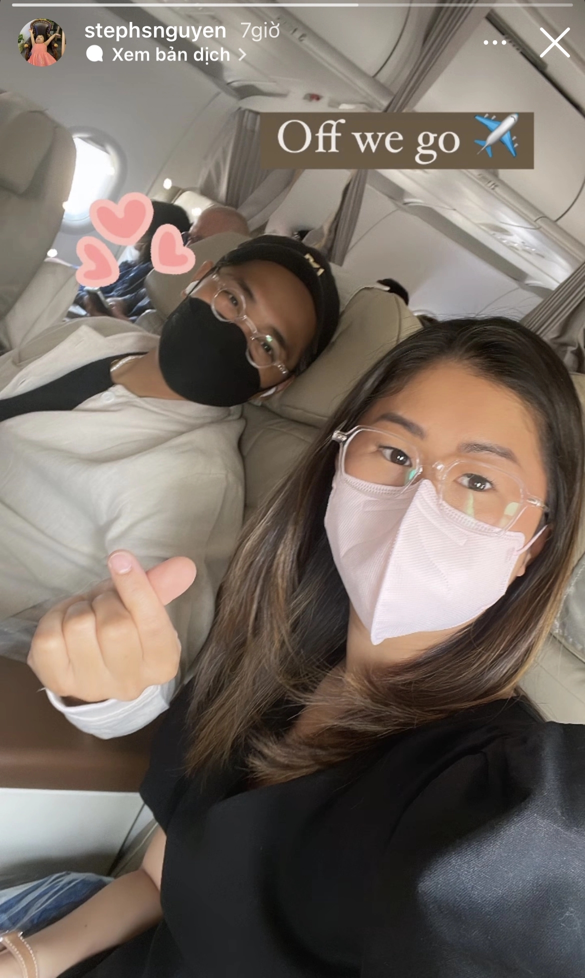 Vợ chồng Stephanie Nguyễn - chị gái chú rể - có mặt tại địa điểm tổ chức đám cưới từ rất sớm.