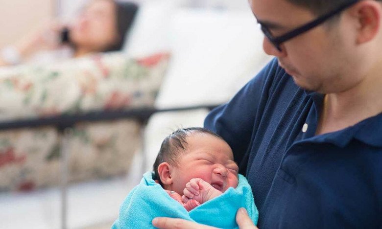 Sau 10 năm vất vả chờ đợi và sau 6 năm đeo đuổi điều trị IVF, vợ chồng này mới có đứa con đầu lòng. (Ảnh minh họa)