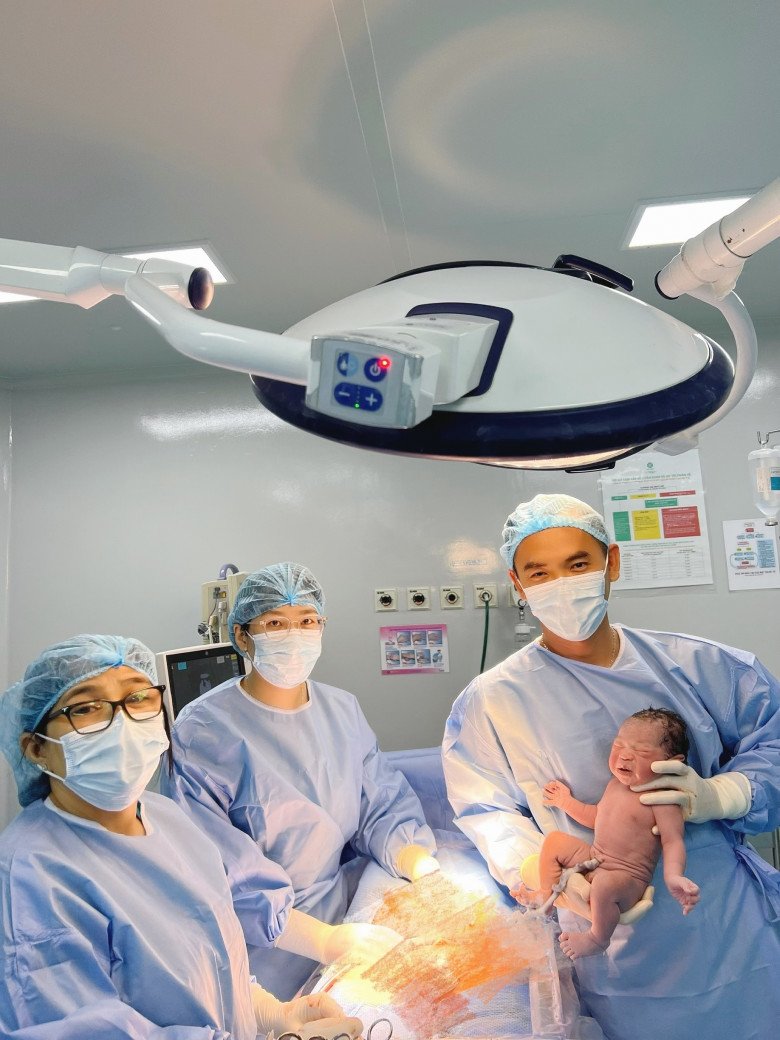 Mới đây vợ chồng chị Hà càng hạnh phúc hơn nữa khi nghe tiếng con trai khóc chào đời. (Ảnh: BSCC)