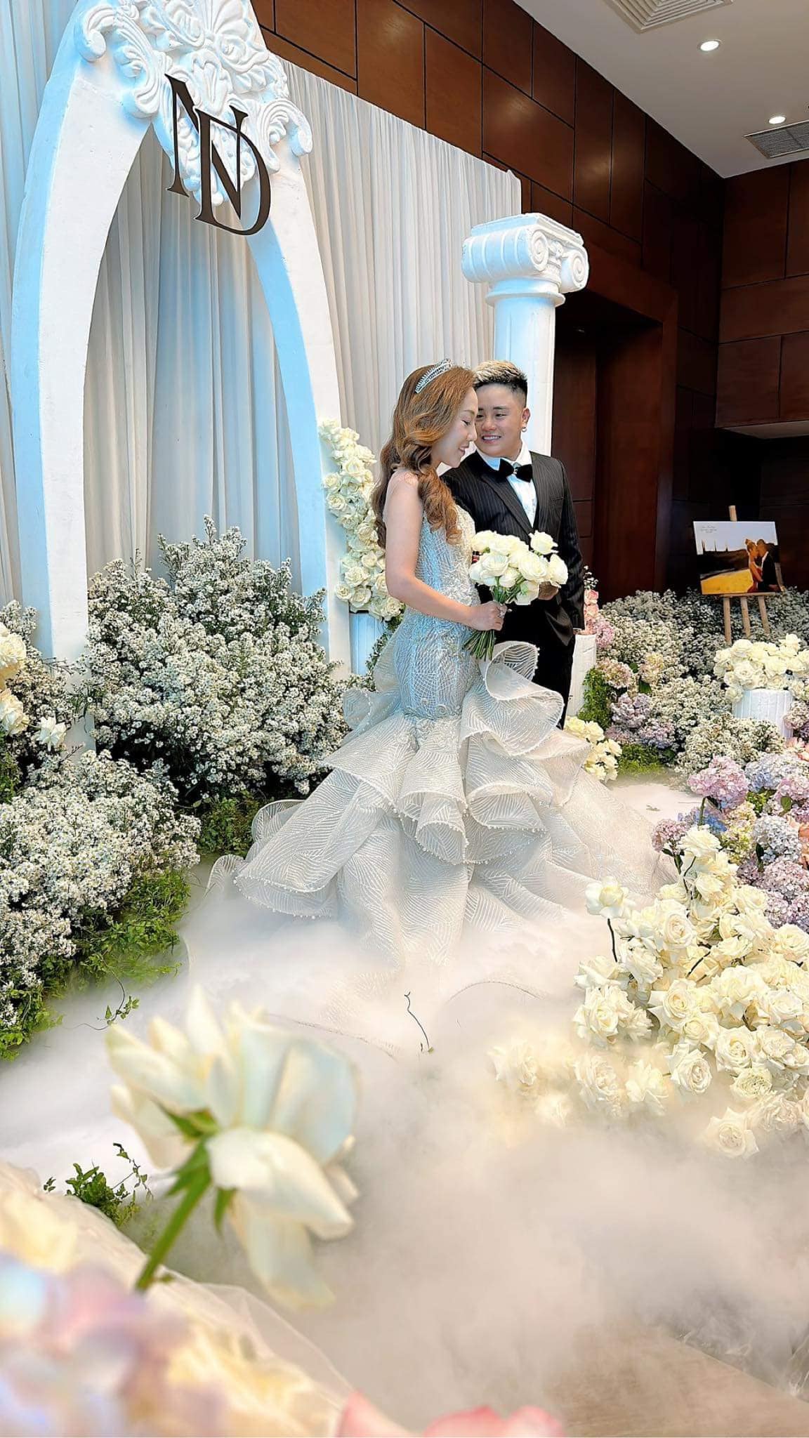 Không gian đám cưới của cặp đôi ngập đầy hoa tươi siêu lãng mạn.