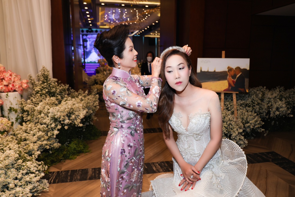 Trong loạt ảnh tại hôn trường, nữ diễn viên cũng vô cùng ấm áp bên mẹ chồng.