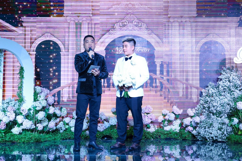 Cô dâu Ngọc Trần đặc biệt mời người em thân thiết, nhà văn Nguyễn Ngọc Thạch làm MC, dẫn dắt toàn bộ lễ cưới.