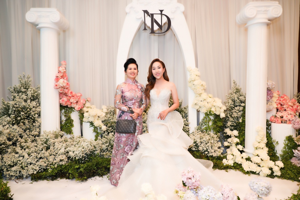 Cô được mẹ của chú rể dành cho những cử chỉ yêu thương cùng nụ cười tươi tắn khi chung khung hình.