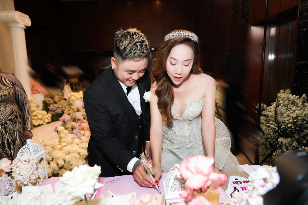 Trong giấy kết hôn, Minh Dân là vợ, còn Ngọc Trần là chồng song trong đời sống thì ngược lại.