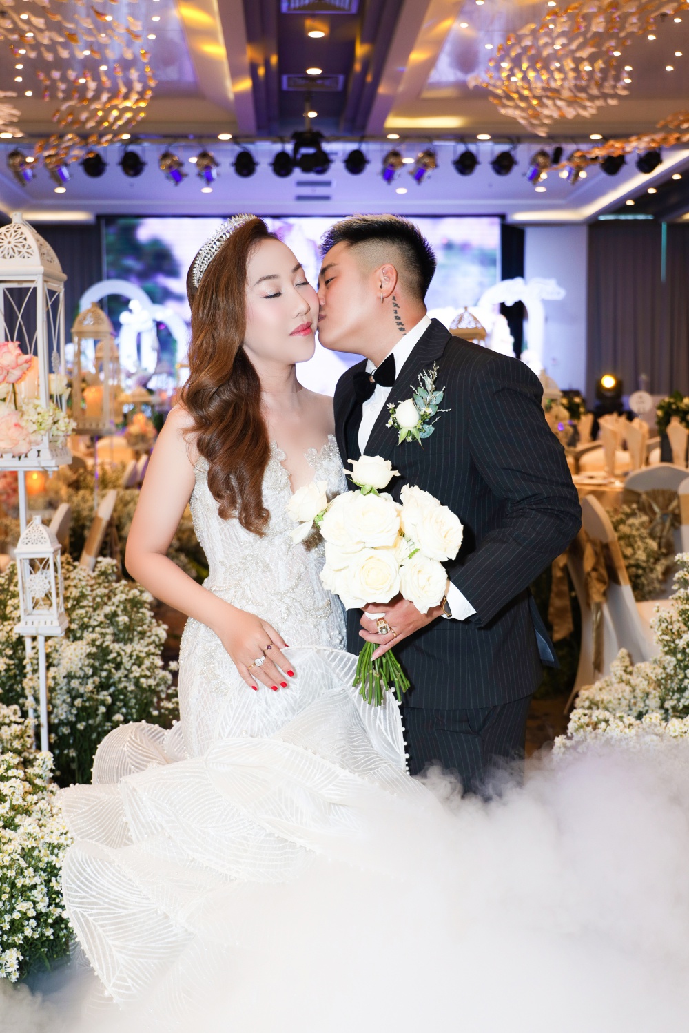 Cả hai không ngừng nở nụ cười, trao nhau những ánh mắt, cử chỉ ấm áp yêu thương trong ngày hạnh phúc.