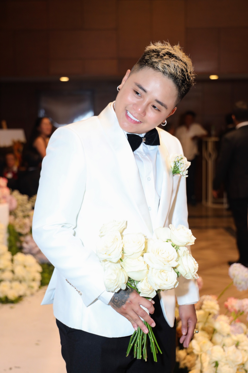 Đám cưới ngập hoa lãng mạn của người đẹp chuyển giới Thách Thức Danh Hài và điều trái ngược trong giấy kết hôn - 11