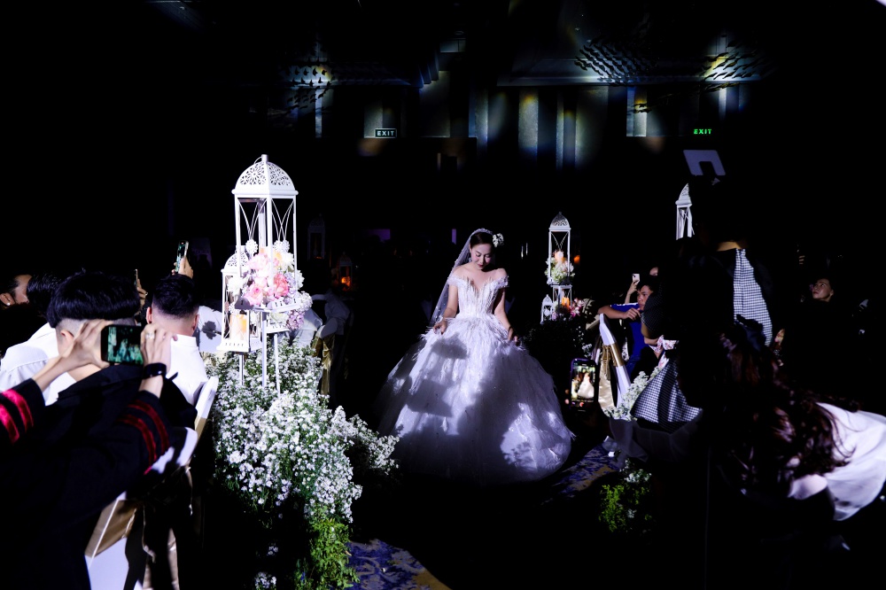 Đám cưới ngập hoa lãng mạn của người đẹp chuyển giới Thách Thức Danh Hài và điều trái ngược trong giấy kết hôn - 13