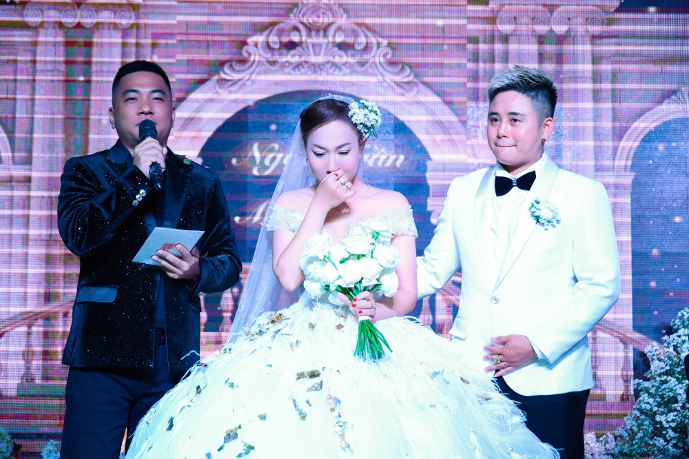 Đám cưới ngập hoa lãng mạn của người đẹp chuyển giới Thách Thức Danh Hài và điều trái ngược trong giấy kết hôn - 16