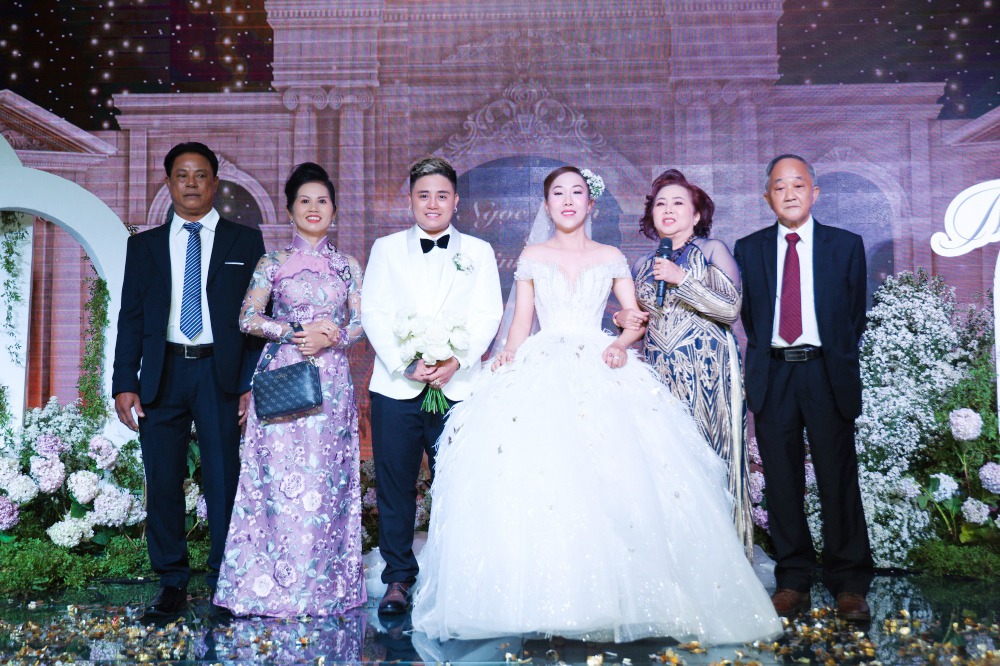 Bố mẹ 2 bên có mặt đầy đủ chứng kiến khoảnh khắc hạnh phúc của Ngọc Trần và ông xã.