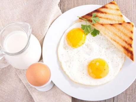 Bánh mỳ-trứng-sữa khi kết hợp sẽ có một cặp đôi hoàn hảo cho bữa sáng nhưng có một món "đại kỵ" nhiều người vẫn dùng