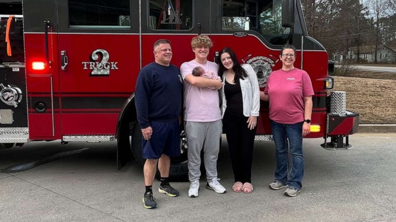 Em bé chào đời tại trạm cứu hỏa.