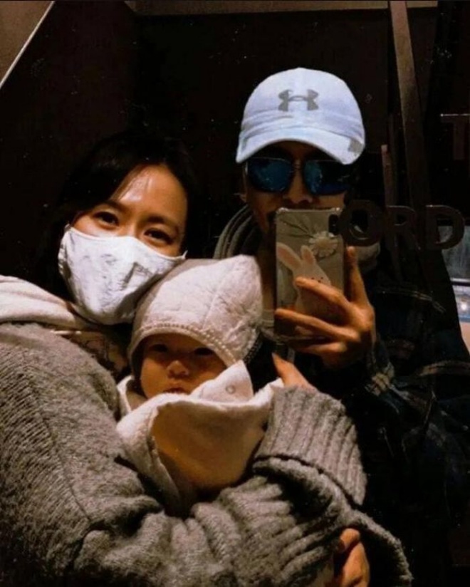 Lộ ảnh Hyun Bin tự tay cho con trai bú bình sau tin đồn anh thua bạc ...