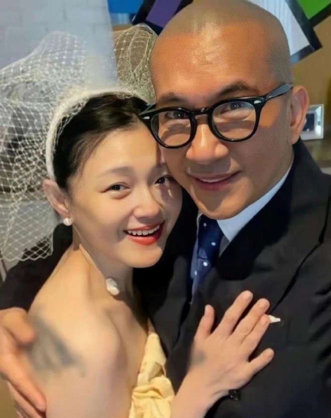 Từ Hy Viên sống với chồng mới nhưng vẫn được Uông Tiểu Phi trợ cấp nuôi con. 