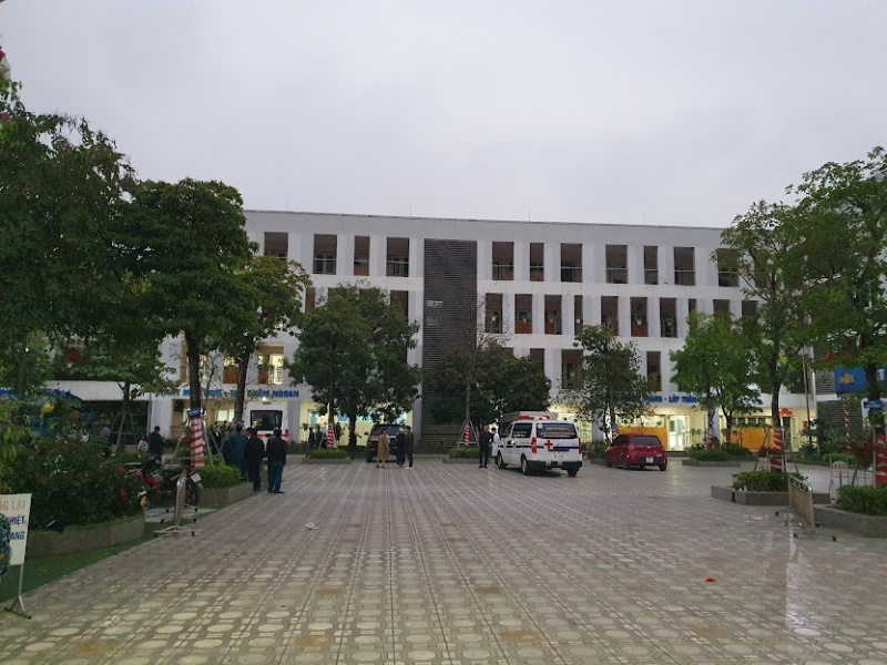 Xe cấp cứu đến Trường Tiểu học Kim Giang đưa học sinh vào bệnh viện.