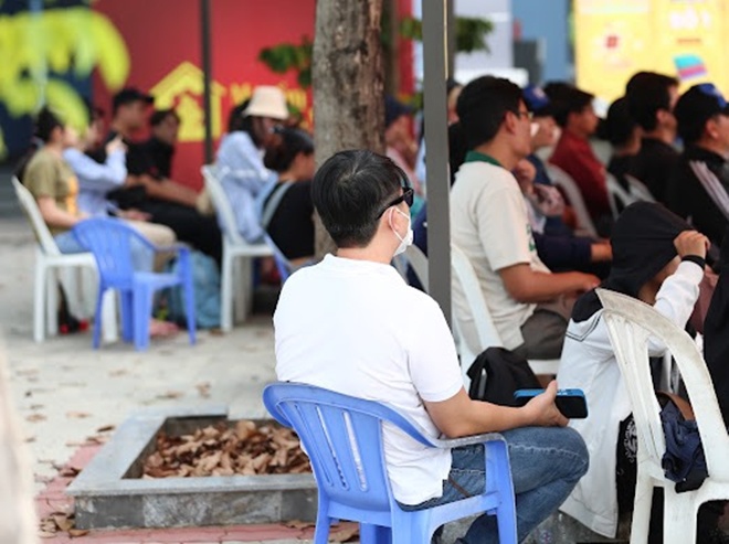 Tuấn Khải chăm chú quan sát, cổ vũ vợ khi Lê Khánh tham gia những thử thách.