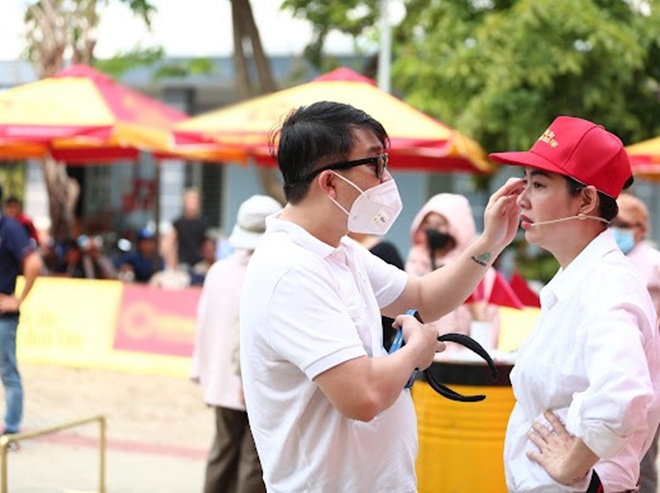 Lê Khánh được ông xã “hộ tống” đi quay, luôn ở bên chăm sóc cho vợ từng chút một.