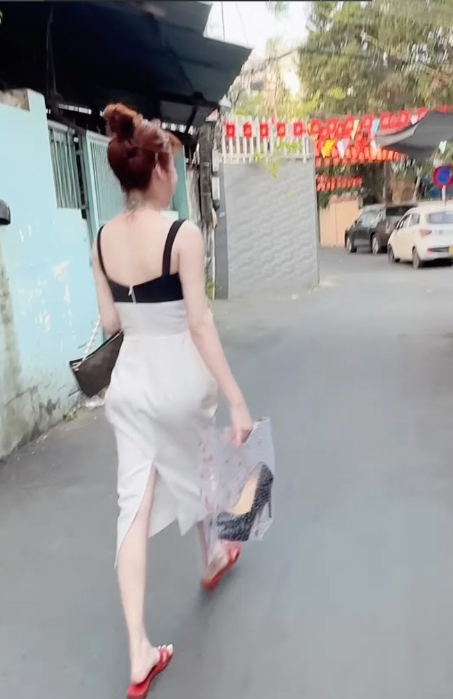 Độc lạ cách dùng giày cao gót của Elly Trần, khi bỏ vào túi ni lông, khi móc cánh tay - 3