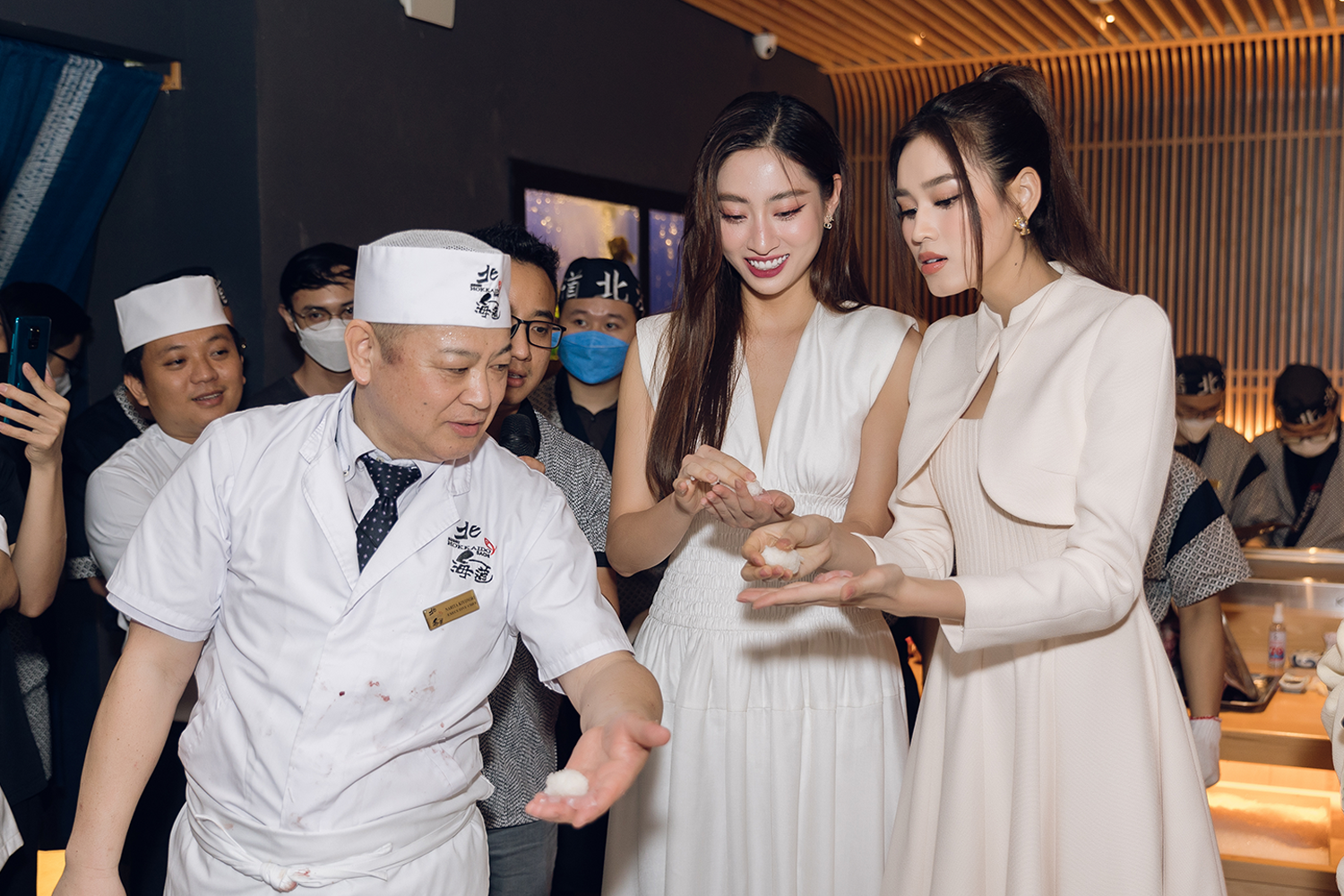 Hoa hậu Lương Thuỳ Linh và Đỗ Hà chấp nhận thử thách làm Sushi cá ngừ với bếp trưởng người Nhật - 3