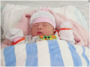 Bà bầu - Cả thai kỳ đi siêu âm bác sĩ bảo con trai, lúc đẻ ra con gái cả nhà bất ngờ rồi cười như được mùa