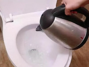 Nhà đẹp - Người dọn phòng khuyên nên dội nước sôi vào bồn cầu khách sạn, biết lý do tôi làm theo ngay