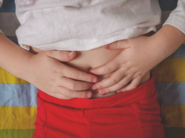 Bé gái 18 tháng tuổi bị cắt bỏ một buồng trứng, cảnh báo dấu hiệu cha mẹ cần đưa con đi cấp cứu ngay