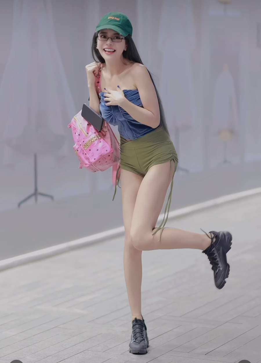 Áo ngắn với quần cộc: Kiểu mix trang phục của các cô gái này không hợp ra đường - Sửa - 1