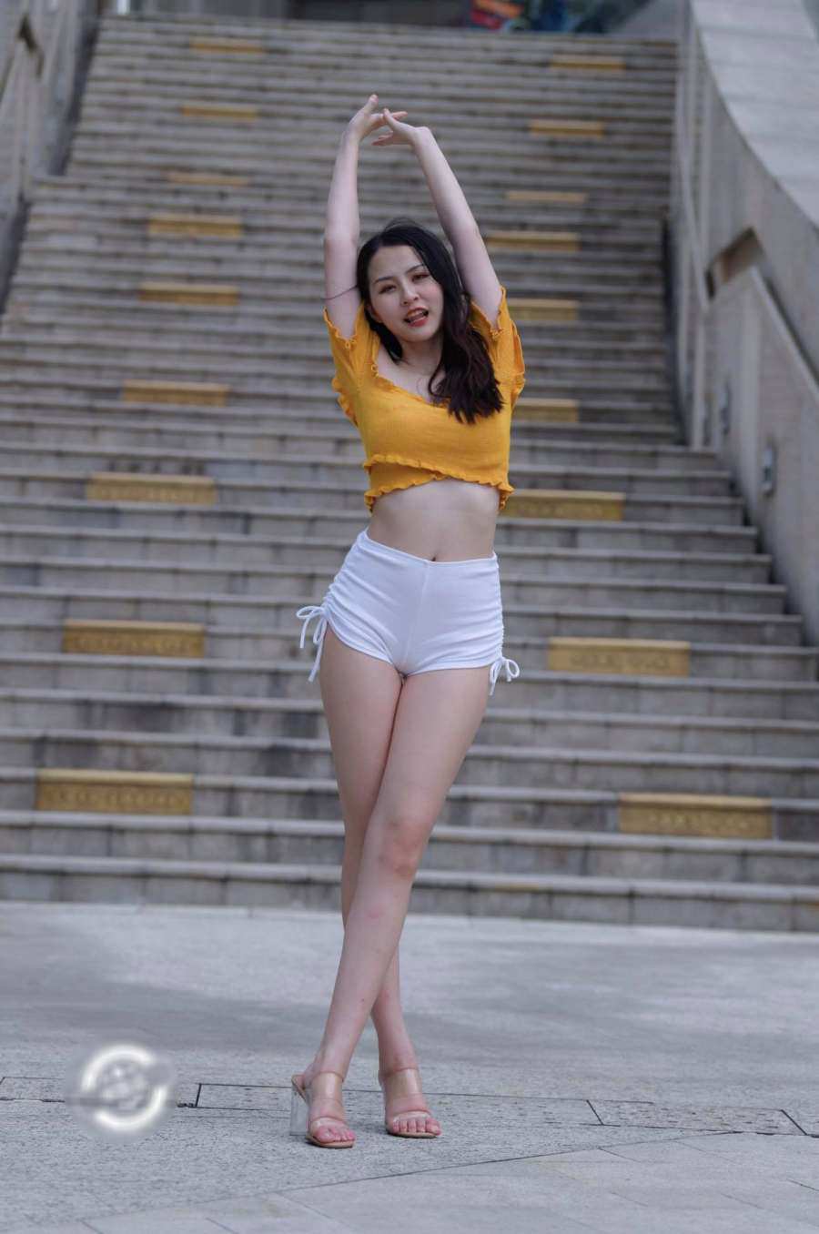 Áo ngắn với quần cộc: Kiểu mix trang phục của các cô gái này không hợp ra đường - Sửa - 3