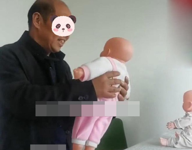 Con dâu sắp sinh, bố chồng liền đăng ký khóa học bảo mẫu vì sợ không được bế cháu - 1