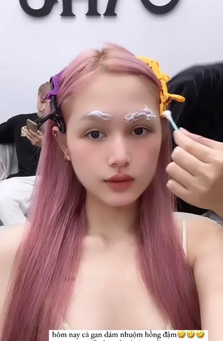 Cô nàng để mặt mộc mạc đi làm đẹp tóc và gây bất ngờ với màu tóc hồng khói.