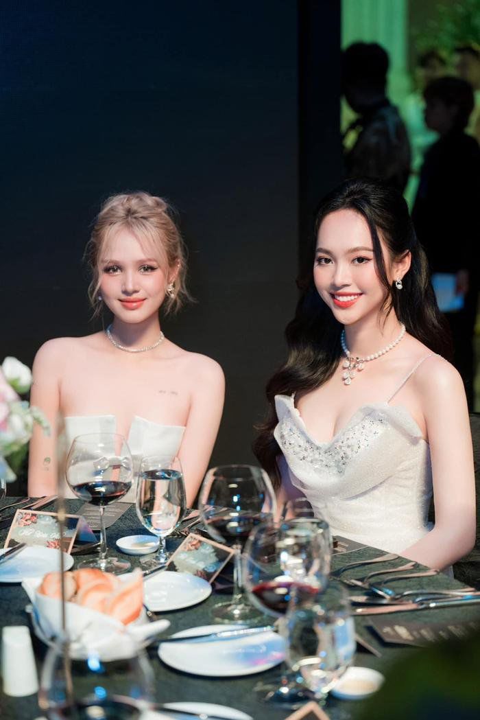 Sự xuất hiện của hotgirl hơn 2 triệu người theo dõi trong các sự kiện vì vậy luôn thu hút ống kính truyền thông mãnh liệt. Cô nàng đọ sắc cùng Á hậu Trịnh Thùy Linh vẫn được khen ngợi không ngớt.