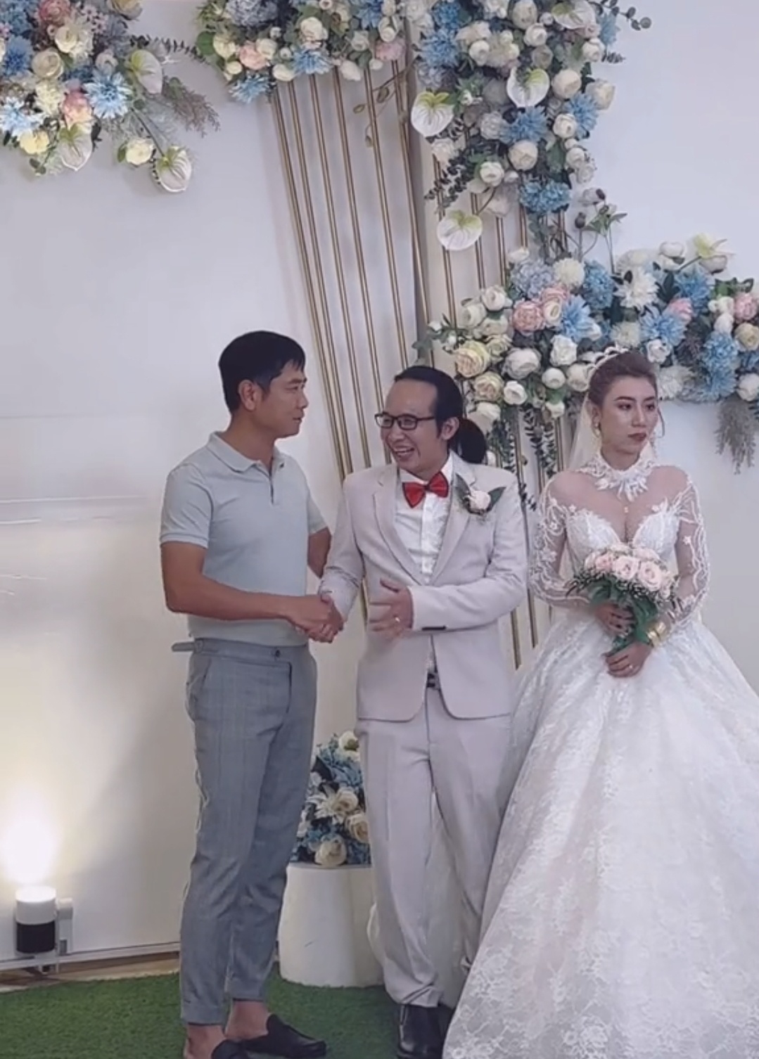 Hồ Hoài Anh vui vẻ chúc mừng ngày vui của bạn.