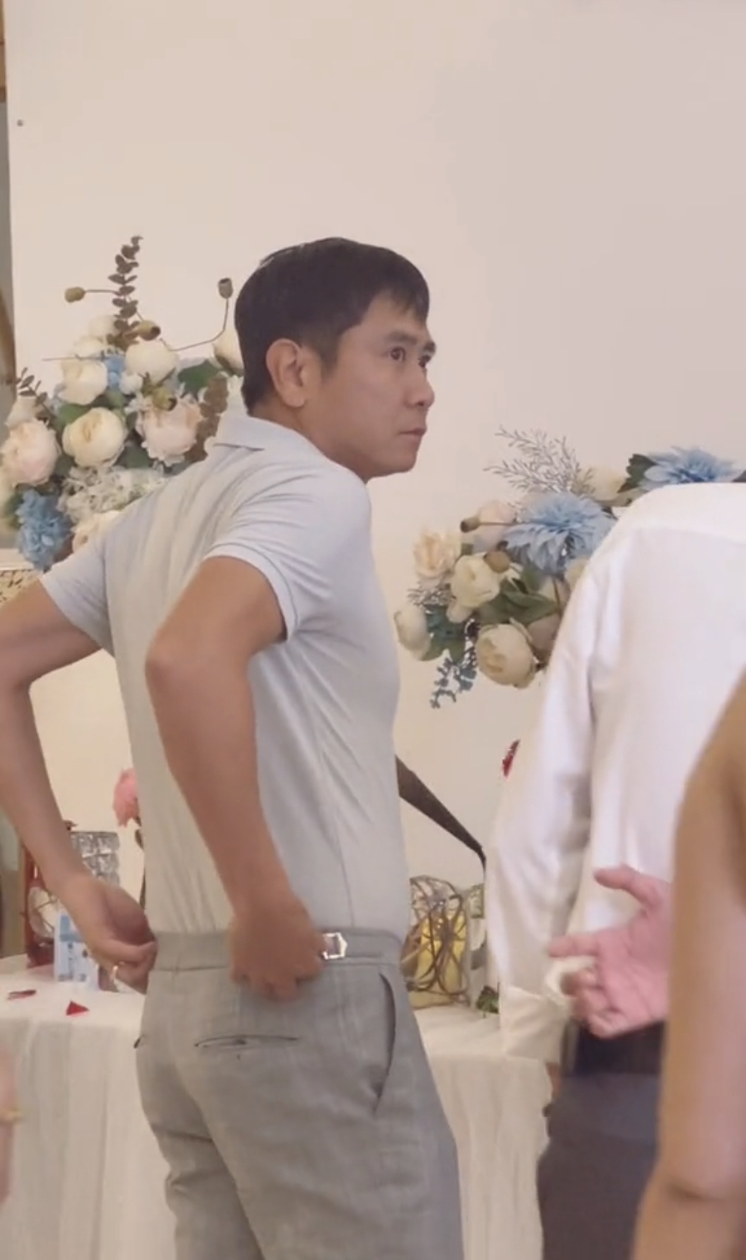 Khi thấy có máy quay, Hồ Hoài Anh tỏ thái độ dè chừng.