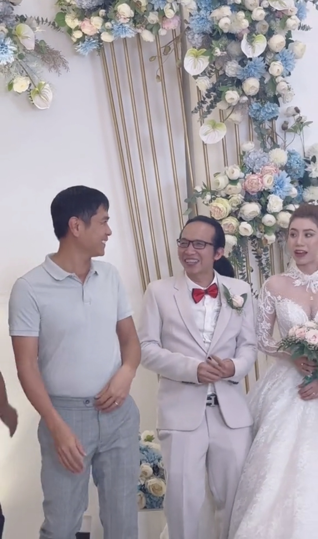 Trên tay Hồ Hoài Anh vẫn đeo nhẫn ở vị trí thường đeo nhẫn cưới.