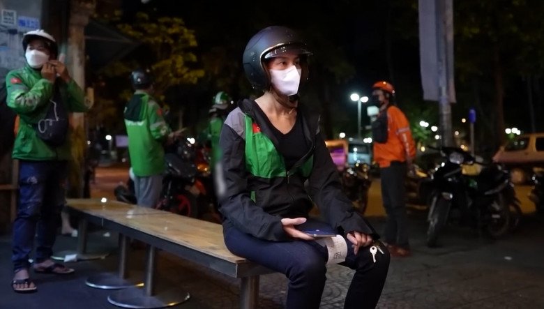 Hoa hậu danh giá của Việt Nam làm xe ôm, ăn cơm hộp lề đường trong đêm - 8